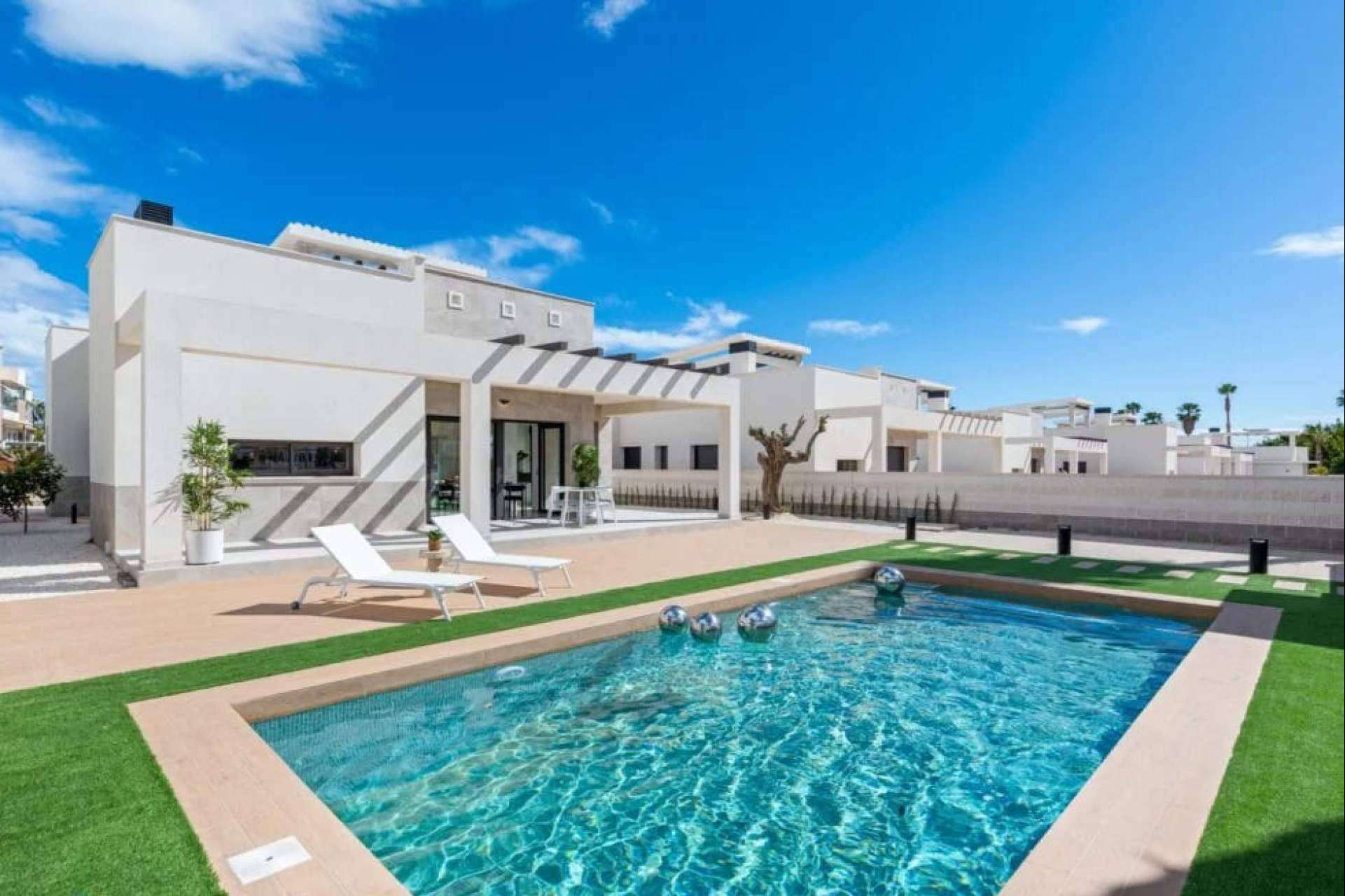 Euromarina offers access to investment opportunities in the real estate sector on the Costa Blanca, Spain