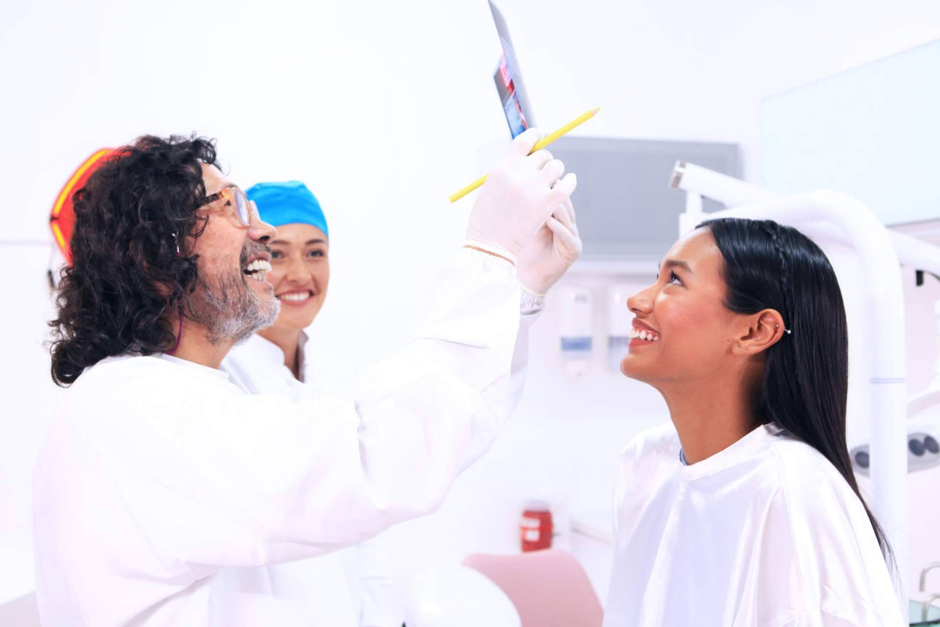 Marlon Becerra offers aesthetic treatments and dental implants in Colombia backed by over 35 years of experience